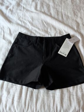 Lululemon Shorts, size 27